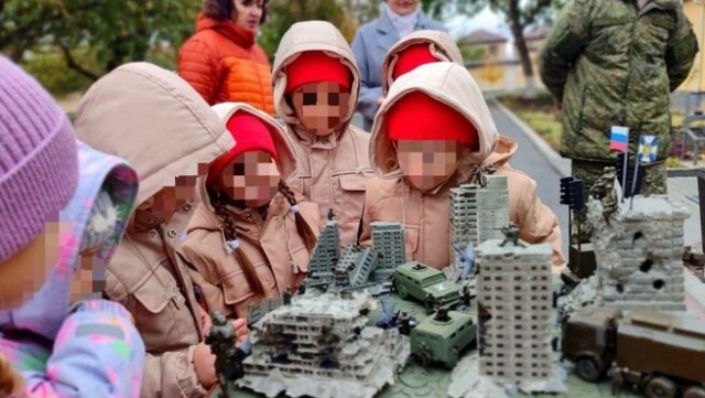 Ростовская область: детсадовцев приняли в Юнармию и подарили макет разрушенного Бахмута....