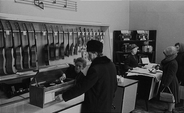 Шопинг по-советски: что продавали в куйбышевских магазинах 70 лет назад