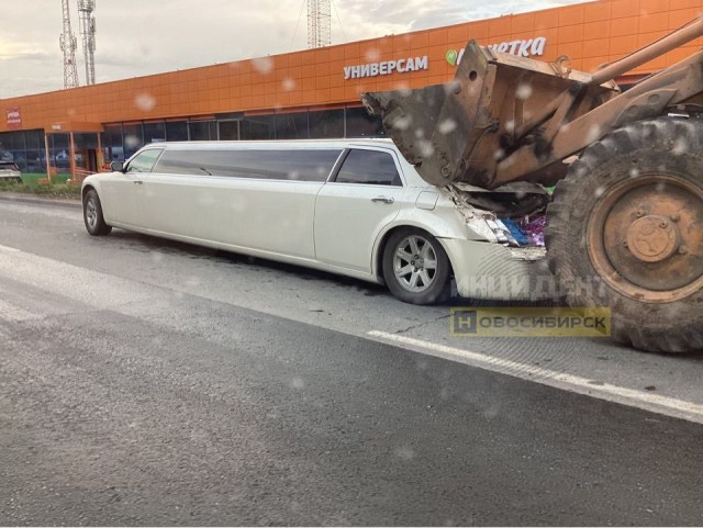 Сельско-элитарное ДТП случилось на Бердском шоссе Новосибирска