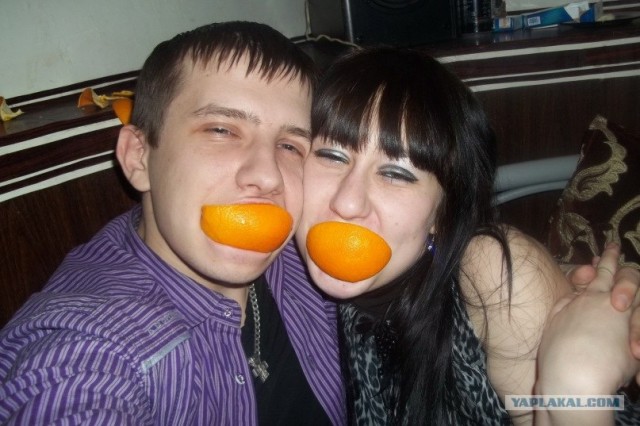 Азиатка и апельсин