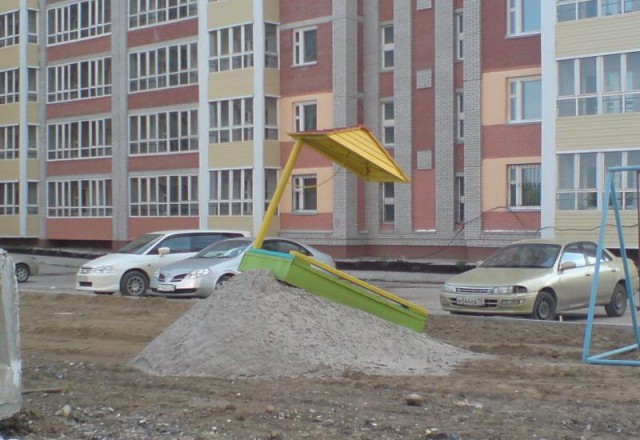 Суровые российские детские площадки
