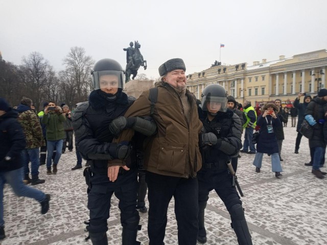 На Сенатской площади в Петербурге проходят задержания активистов, вышедших на пикеты против поправок в Конституцию