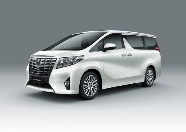 Огромный вэн Kia Carnival: в России от 2,6 млн рублей