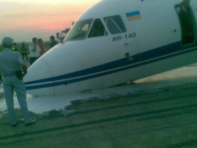 В аэропорту "Внуково" приземлился частный самолёт без одной стойки шасси