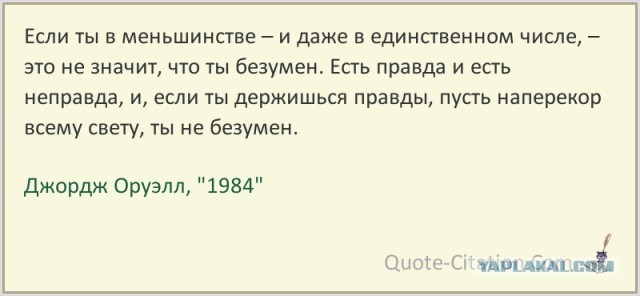 Французские врачи и медсестры демонстративно выбрасывают свои халаты перед больничным центром в ходе митинга.
