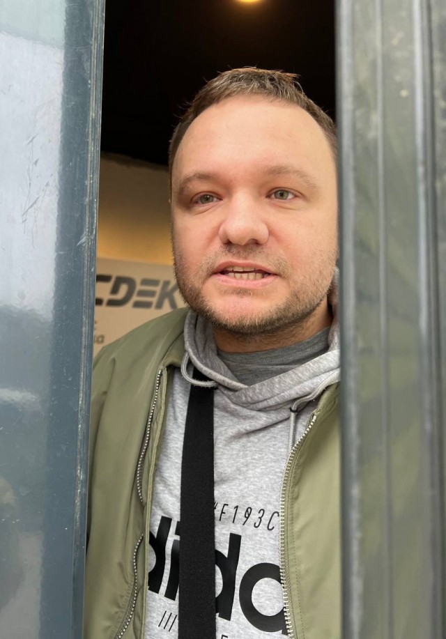 А вот и яркий пример того, что не все готовы находиться рядом не то, что в кафе, даже просто в очереди с чужими собаками.