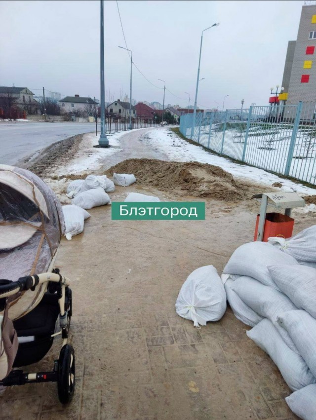 В Белгороде развалились укрепления из мешков с песком, которыми обложили остановки
