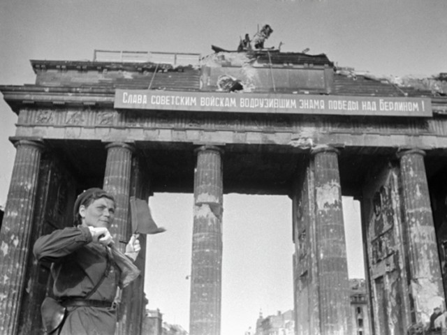 Легендарная регулировщица Победы отметила свое 100-летие: Бранденбургская мадонна