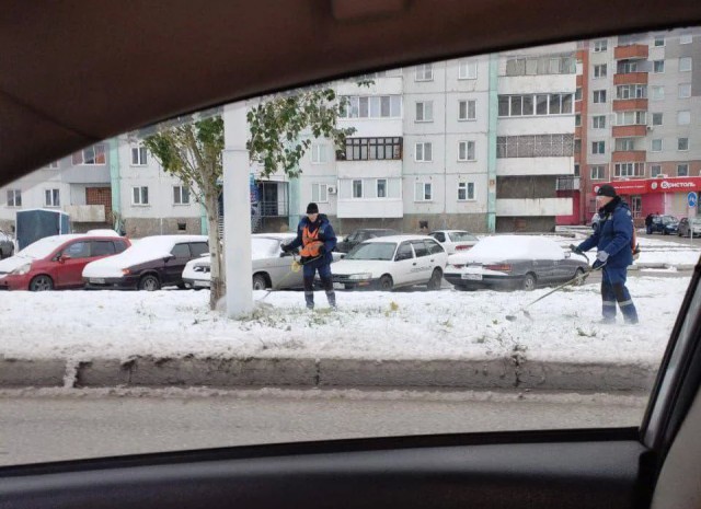 В восточных регионах России уже регулярно выпадает снег, но коммунальщики продолжают косить траву