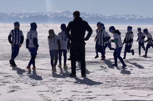 Иркутские мальчишки пригласили сыграть в футбол на Байкале звезду мирового спорта Лионеля Месси.