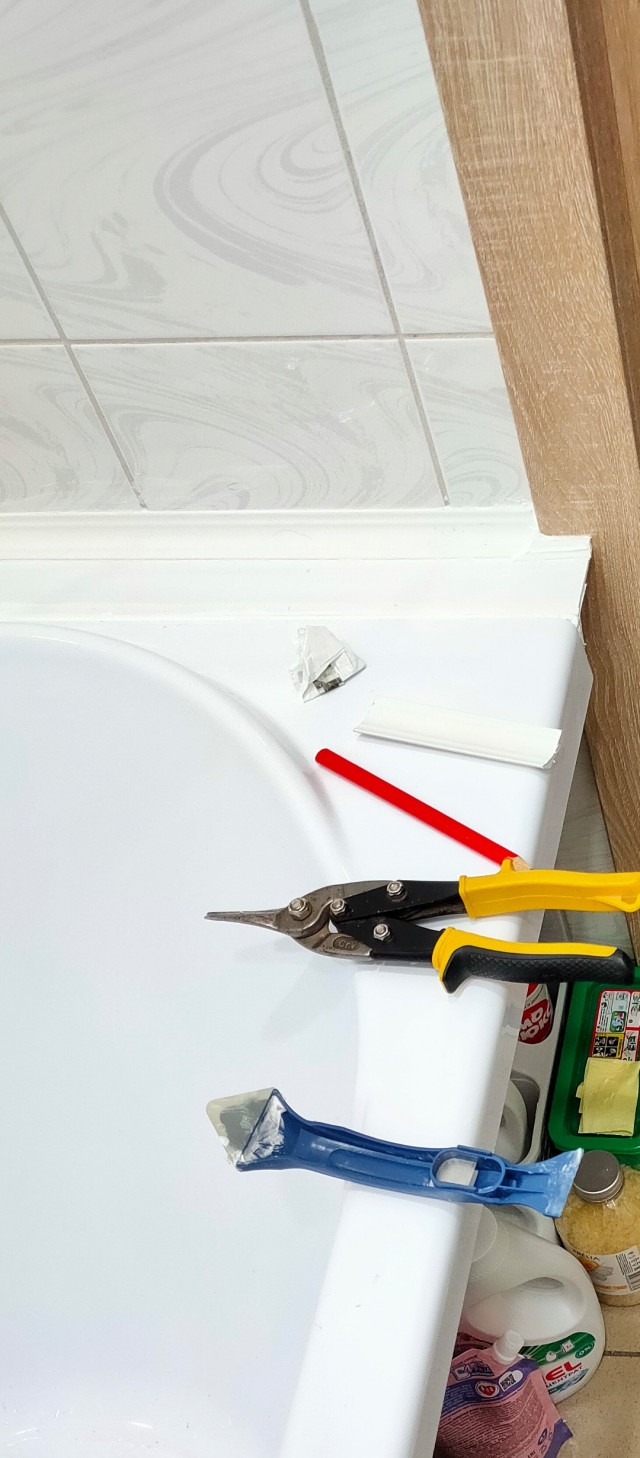 Чем расстояние между стеной и ванной заделать?