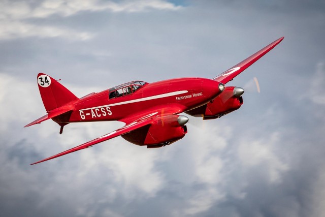 Исторический DH.88 Comet перевернулся при посадке в Великобритании
