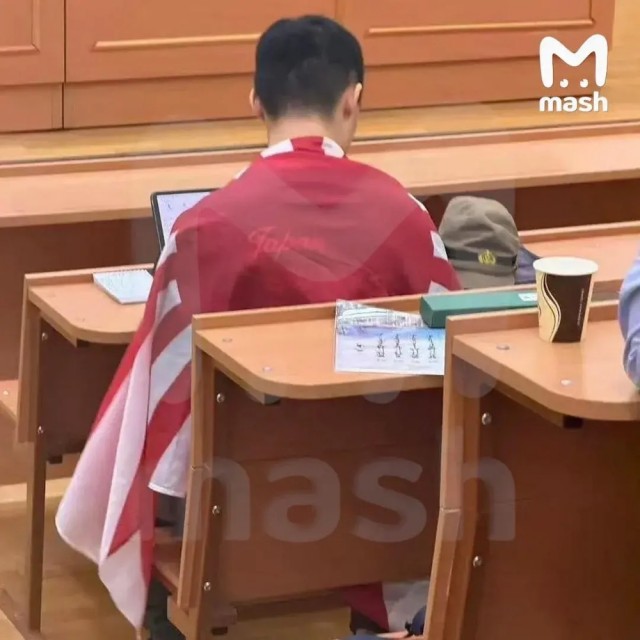 Китайский студент МГУ пришёл на лекцию в форме японской армии времён Второй мировой и завернулся в её флаг.