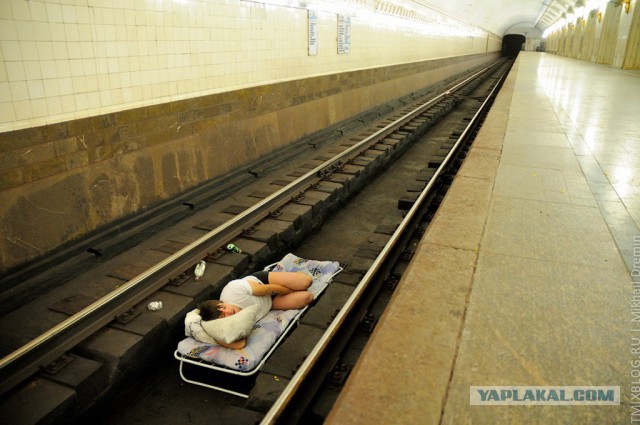 Пассажиры в метро.