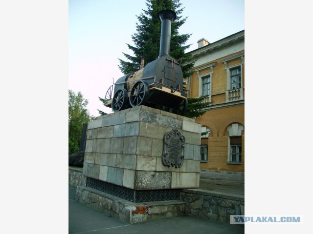 Автомобили на постаменте