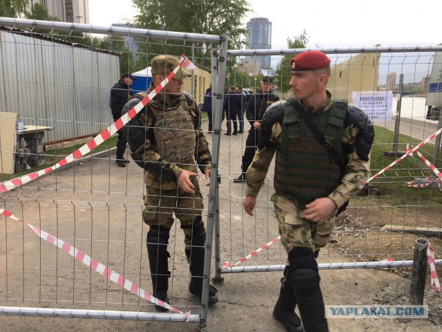 У сквера дежурят военные: в Екатеринбурге четвертый день идут акции против скандальной стройки храма
