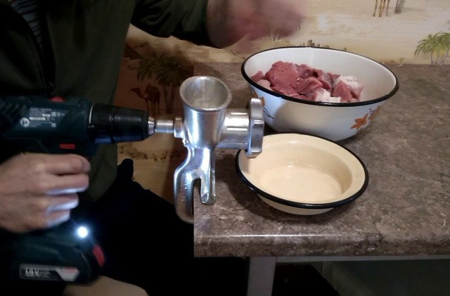Советская мясорубка – надёжная, как АК-47. Всё, что у неё могло сломаться — это стол, к которому она крепилась