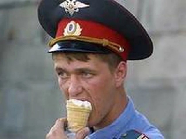 Самый странный "бартер" в полиции: приготовление еды в обмен на подработку шугарингом