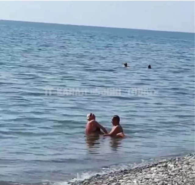 На пляже в Сочи мужчина занялся сексом с супругой своего друга и получил по голове