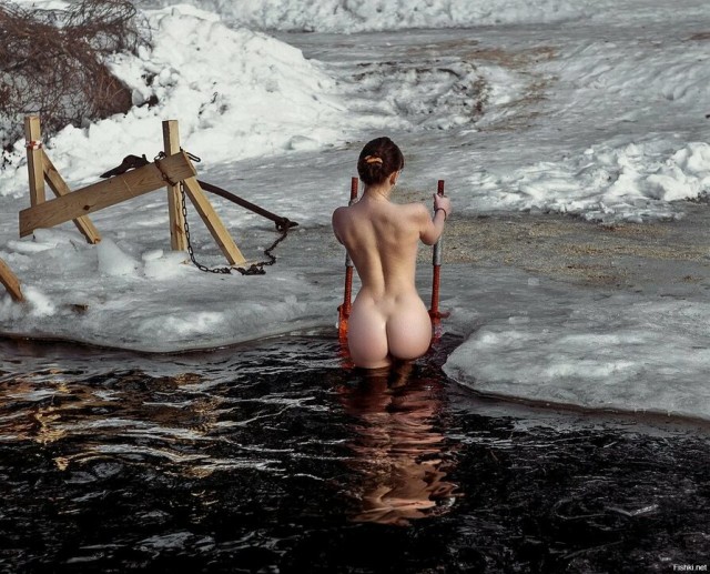 Зачем бабы вываливают сиськи?