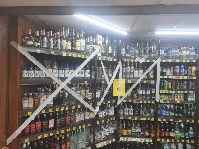 Вчера во многих российских городах было запрещено продавать алкоголь