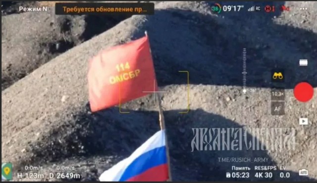 Противник публикует кадры удара FPV-дрона по флагам установленным на Авдеевском терриконе