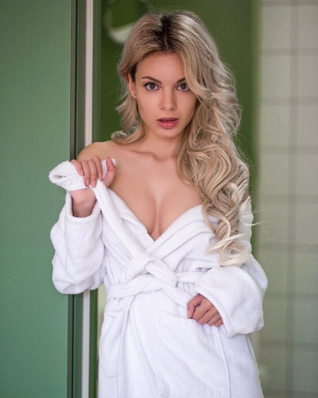 Глаза их словно нежный яд, ещё сильнее нас манят