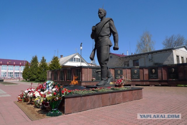 Памятник в Алтайском посёлке