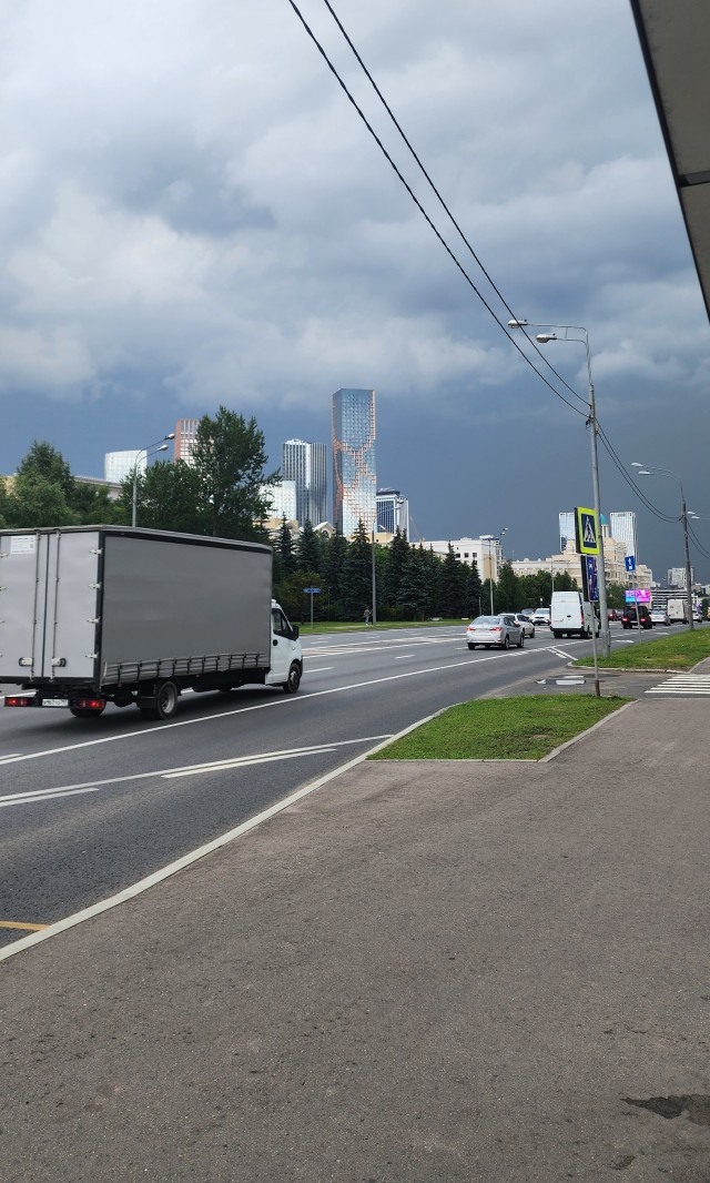 Мощнейший тропический ливень обрушился на Москву - уже затопило набережную на Павелецкой