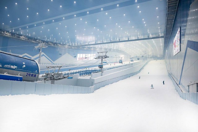 В китайском Шэньчжэне открыли крупнейший в мире крытый горнолыжный курорт
