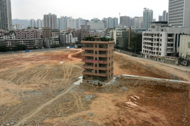 Врёшь,не сковырнёшь! 20 китайских домов, вставших на пути строителей.