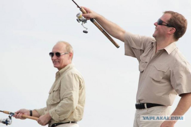 Путин подарил Медведеву на день рождения картину "В цеху"