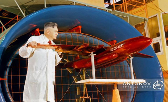 27 февраля 1965 г. впервые в небо поднялся первый в мире широкофюзеляжный транспортный самолет Ан-22 «Антей»