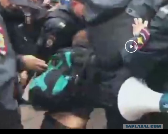 Опубликовано видео, из которого следует, что задержанному на Арбате полицейский что-то кладет в задний карман джинсов.