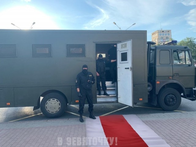 Успешный побег от белорусских силовиков сегодня в Минске попал на видео