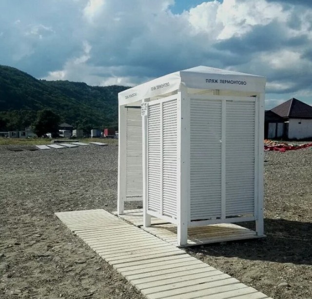 Отдыхающие на курортах Краснодарского края возмутились тем, что все кабинки для переодевания забиты использованными прокладками