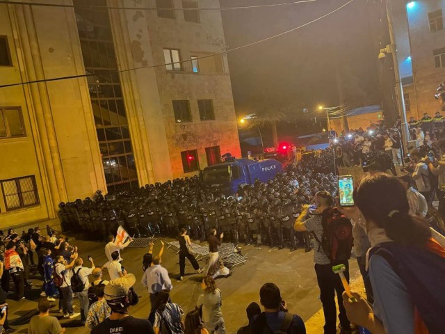 Полиция силой разгоняет протест в Тбилиси
