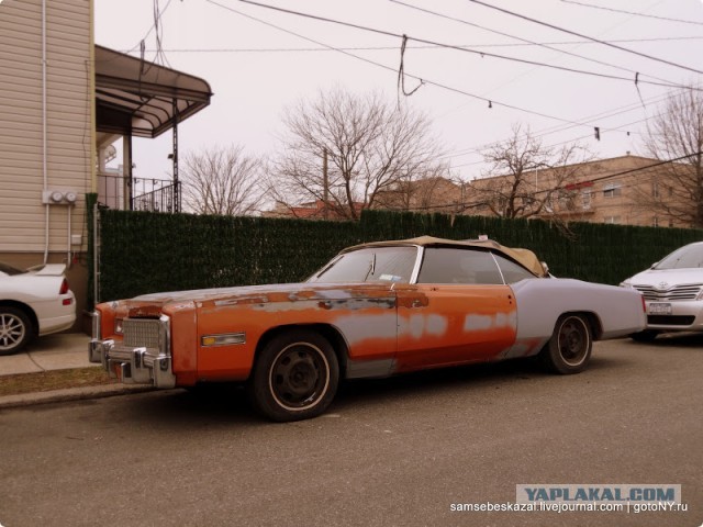 Старые автомобили на улицах Нью-Йорка