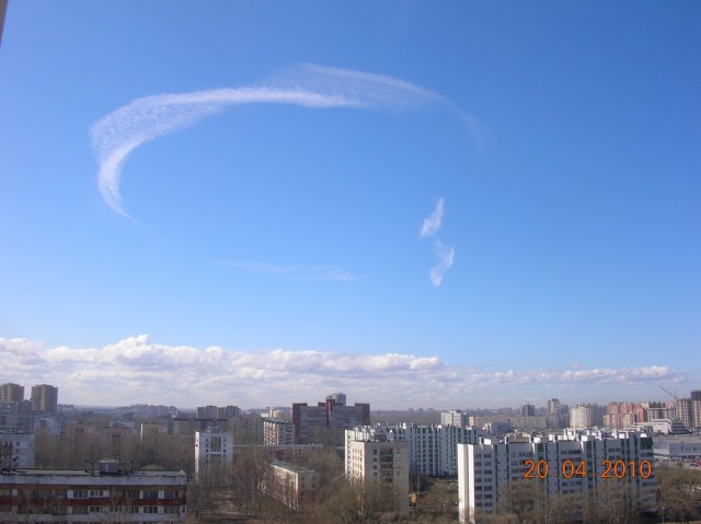 Над Питером что-то распыляют!