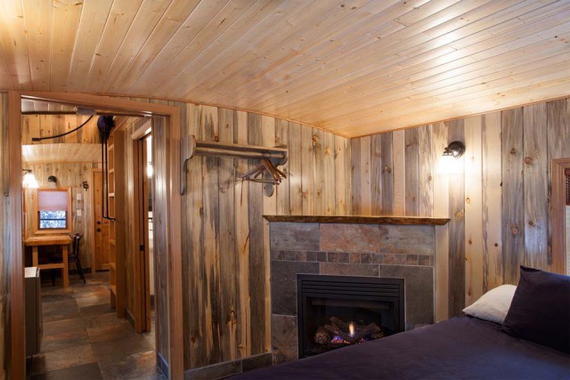 Это обычный старый вагон в лесу