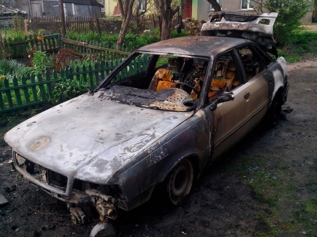"Народные мстители": в Екатеринбурге у иномарки, припаркованной на тротуаре, разбили стёкла