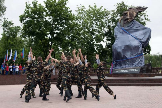 Луганск. Открытие памятника "Они отстояли Родину".