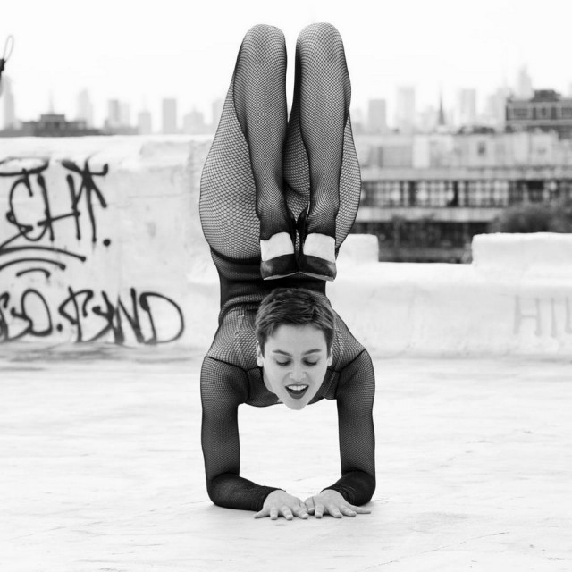 Гибкая гимнастка Нина Бурри на снимках из Instagram