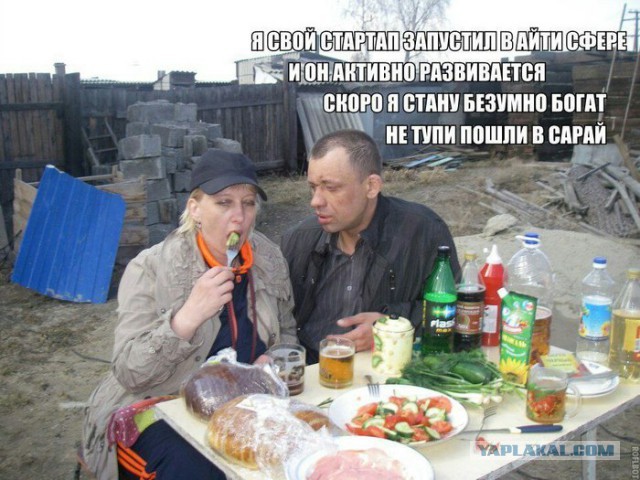 Подсматривает как девушка танцует в клубе