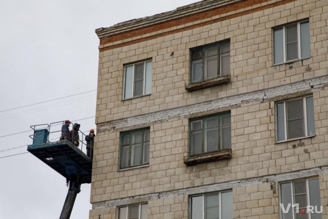 Жильцы разваливающегося дома в центре Волгограда не пускают в квартиры рабочих с тросами