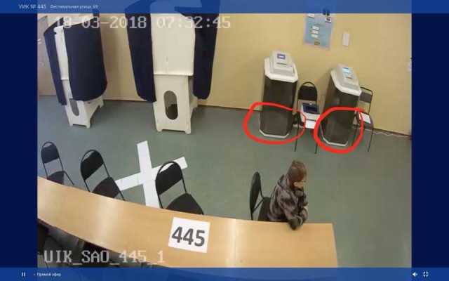 В Якутии член комиссии вбрасывает так много бюллетеней, что люди не могут даже подойти проголосовать