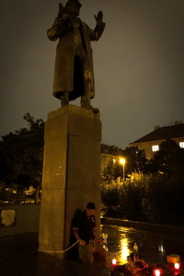 Защитник памятника Коневу в Праге приковал к нему себя цепью