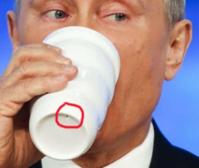 Стаканчик, из которого Навальный пил в аэропорту, он получил из рук своего помощника