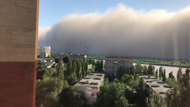 В Астрахани пыльная буря