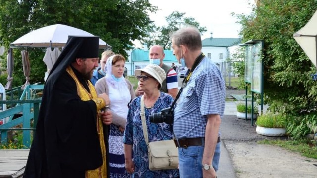 В Старой Ладоге отмечавшие день ВМФ жители избили полицейского флагом во время крестного хода